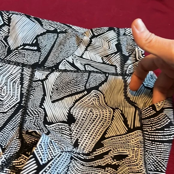 Lululemon Goal Crusher
Leggings 23” inseam Black White
Tight Mesh Dottie Pockets - Picture 6 of 11